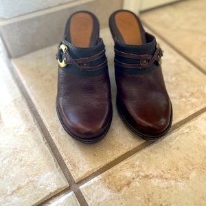 Size 9 nearly new Nurturant brown leather clogs